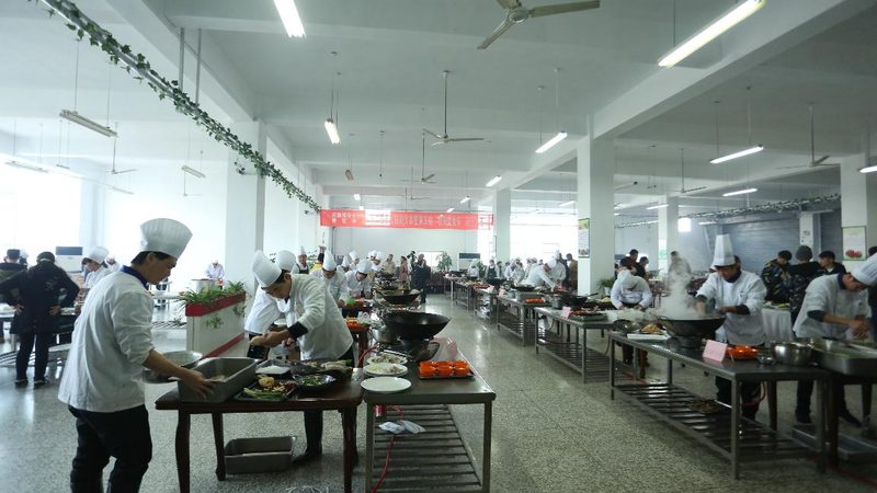 在采购过程中，要关注食品安全。以下是一些注意事项：
